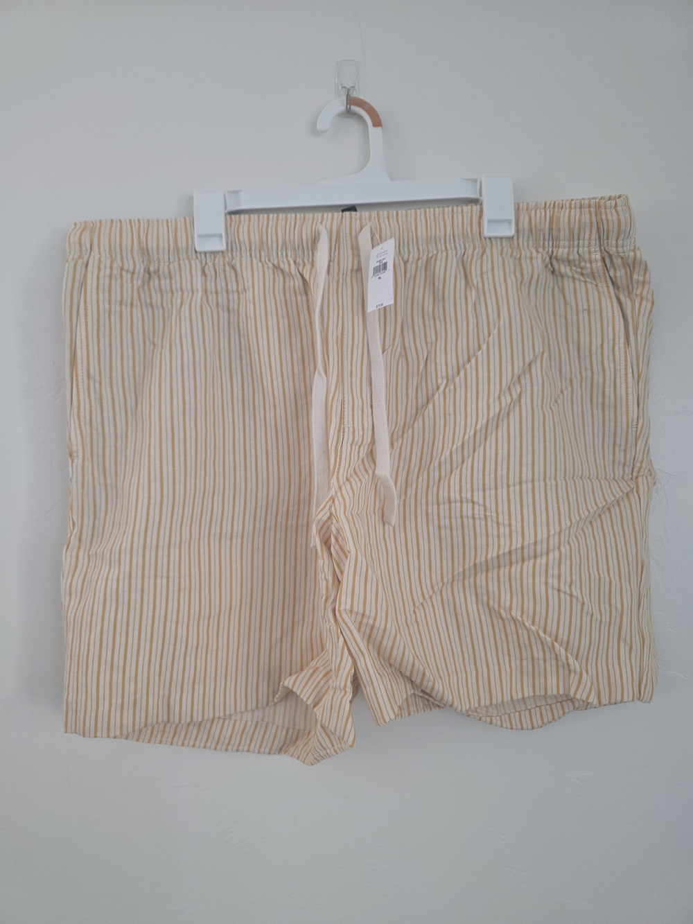 Banana Republic Cream & Tan Striped Size XL / 8" Shorts